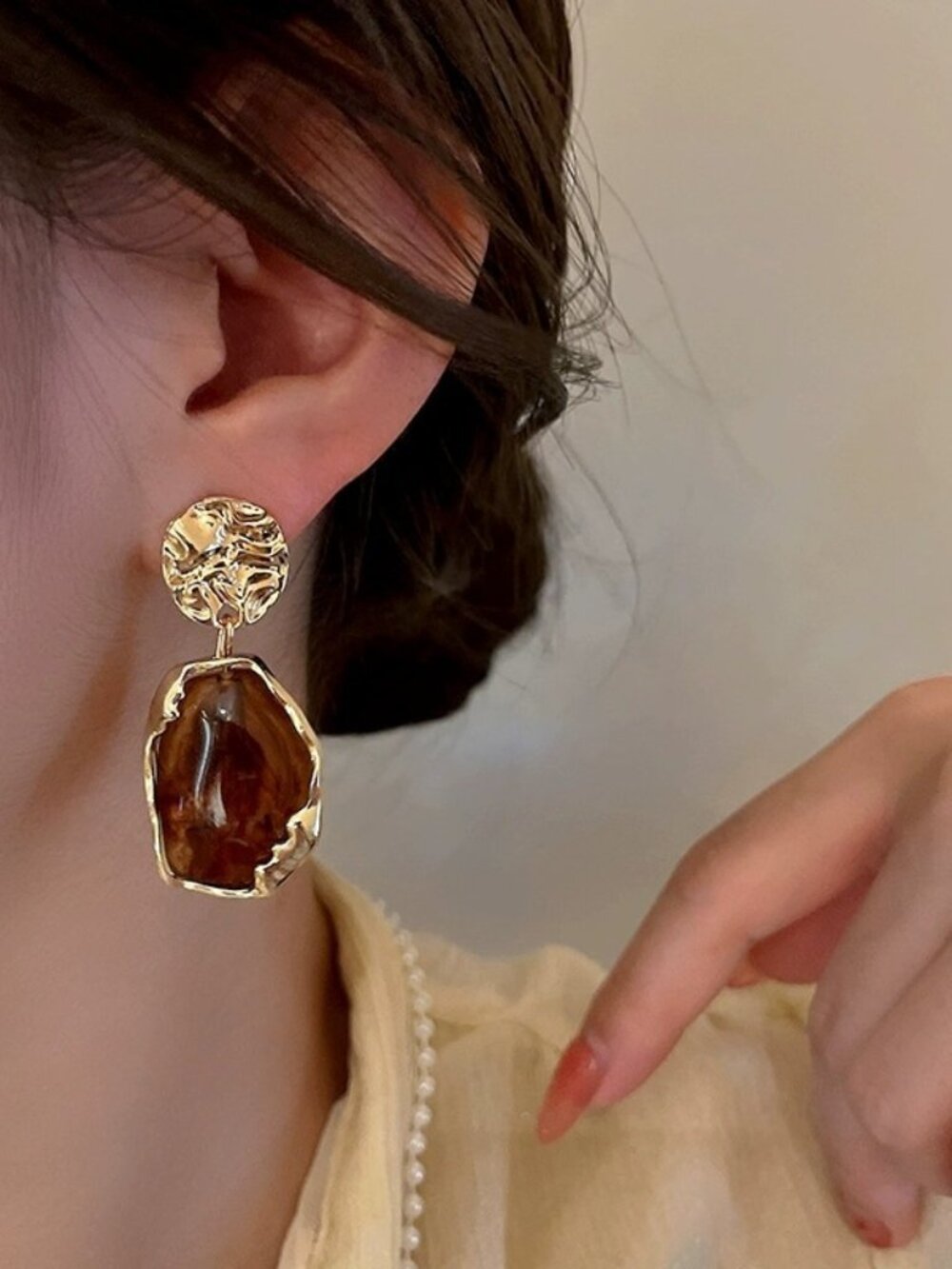 Vintage Irregular Tortoise Resin Drop Earrings Hammered Gold Textured Dangle Ear